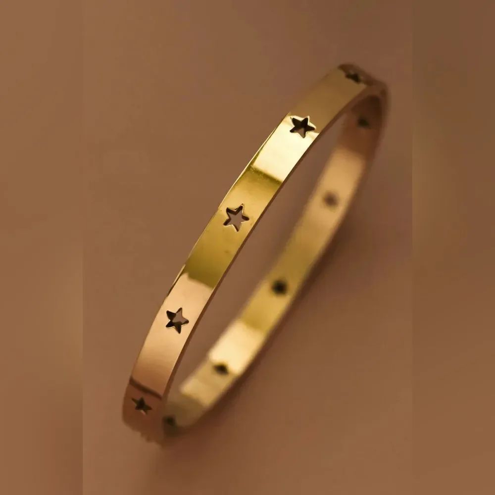 Gold star bangle S419
